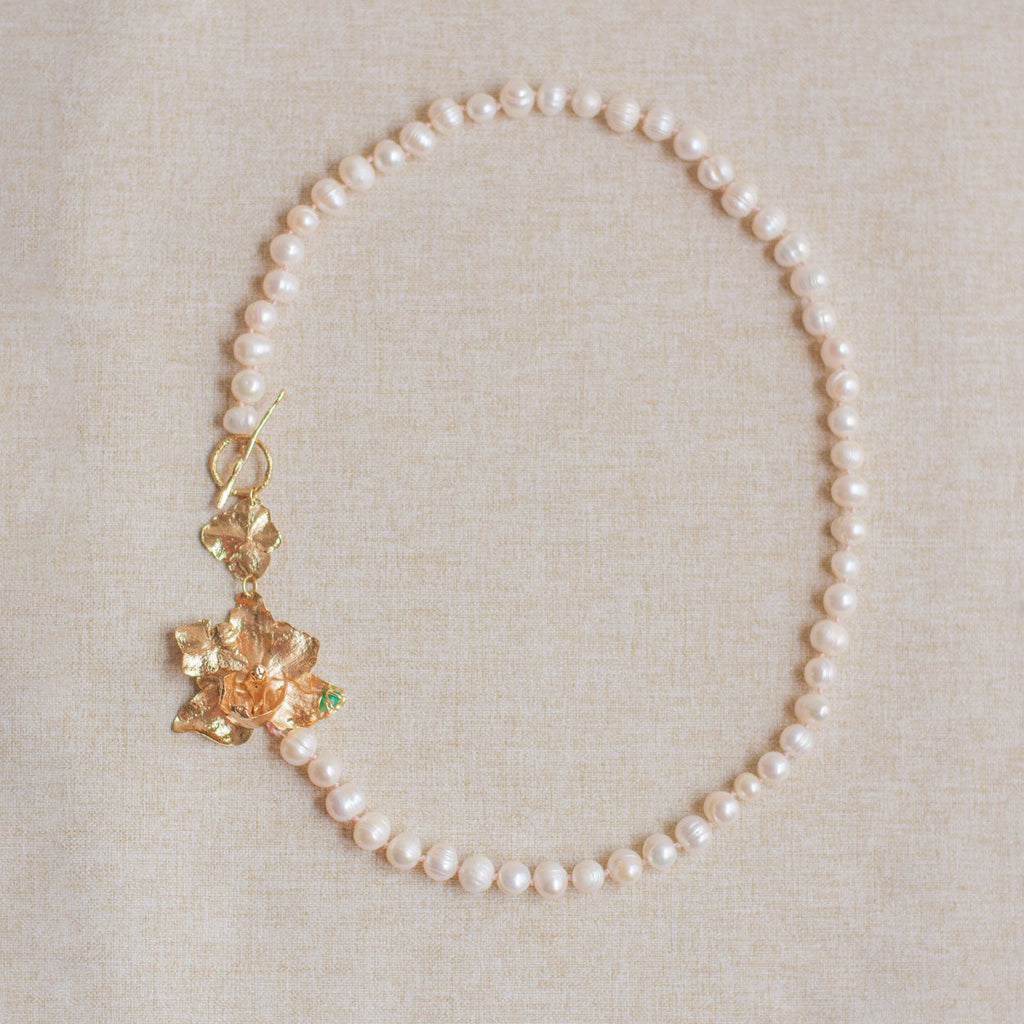 Collar con perlas naturales y orquidea phalaenopsis real