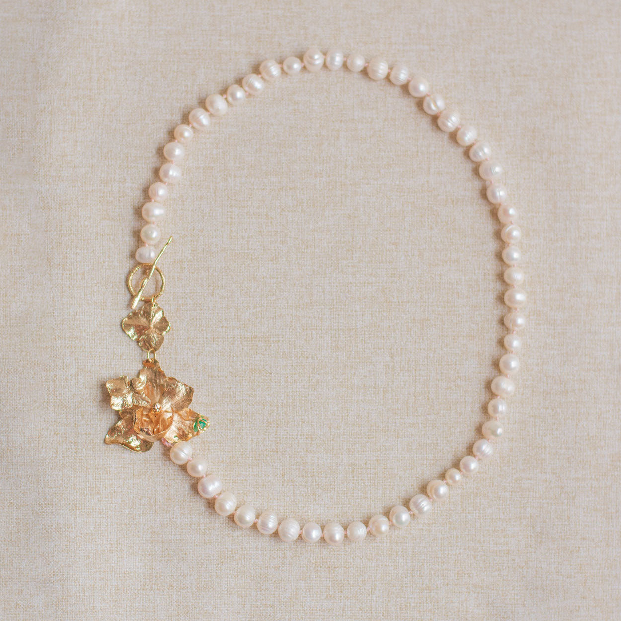 Collar con perlas naturales y orquidea phalaenopsis real