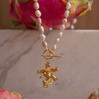 Collar gargantilla de perlas con orquidea chocolate y esmeralda