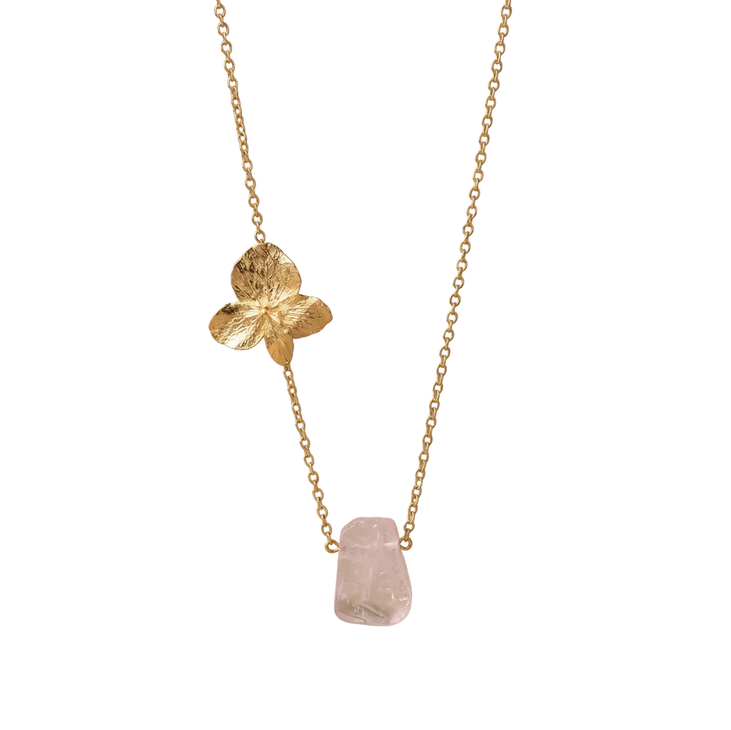 Collar de hortensia en oro 24k con cuarzo natural en bruto sobre cadena dorada — joyería botánica artesanal Colombia
