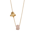 Collar de hortensia en oro 24k con cuarzo natural en bruto sobre cadena dorada — joyería botánica artesanal Colombia
