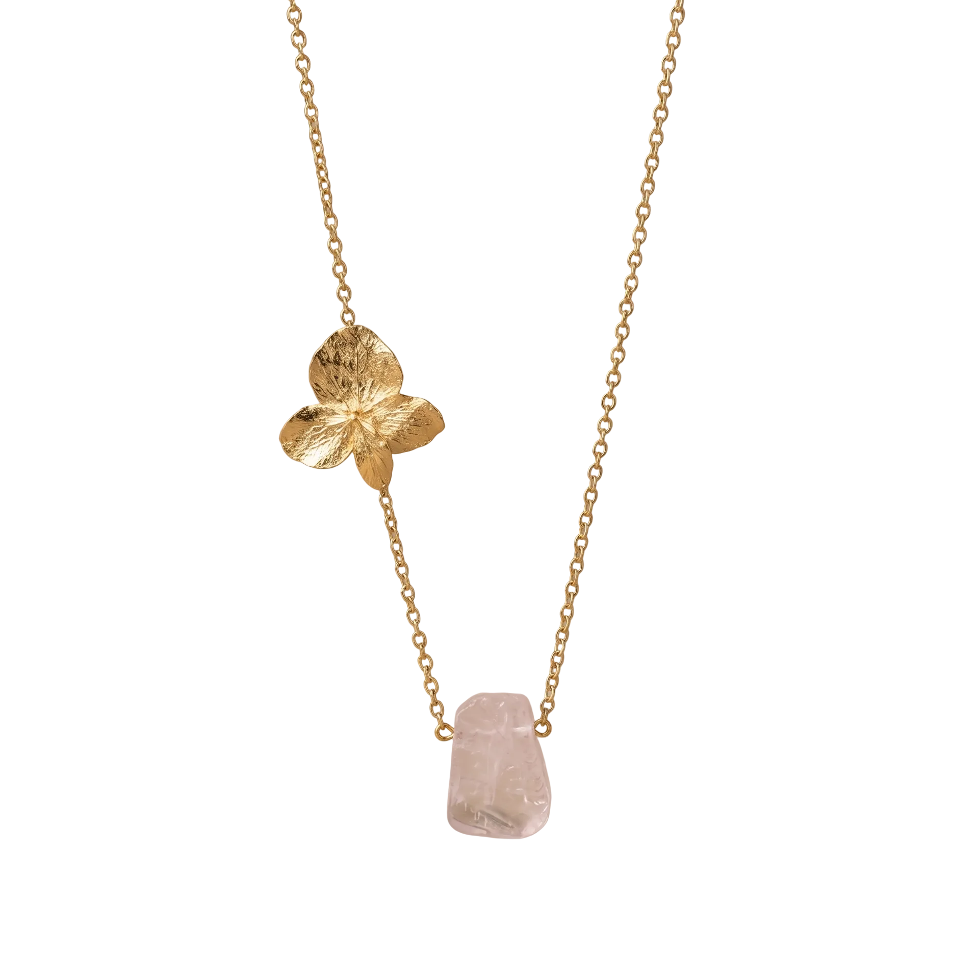 Collar de hortensia en oro 24k con cuarzo natural en bruto sobre cadena dorada — joyería botánica artesanal Colombia
