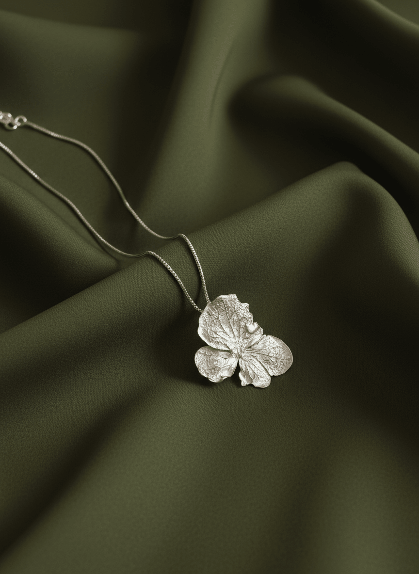 Gargantilla Flor Hortensia Plata Ecológica - Joyería Botánica | Liz de la Cruz