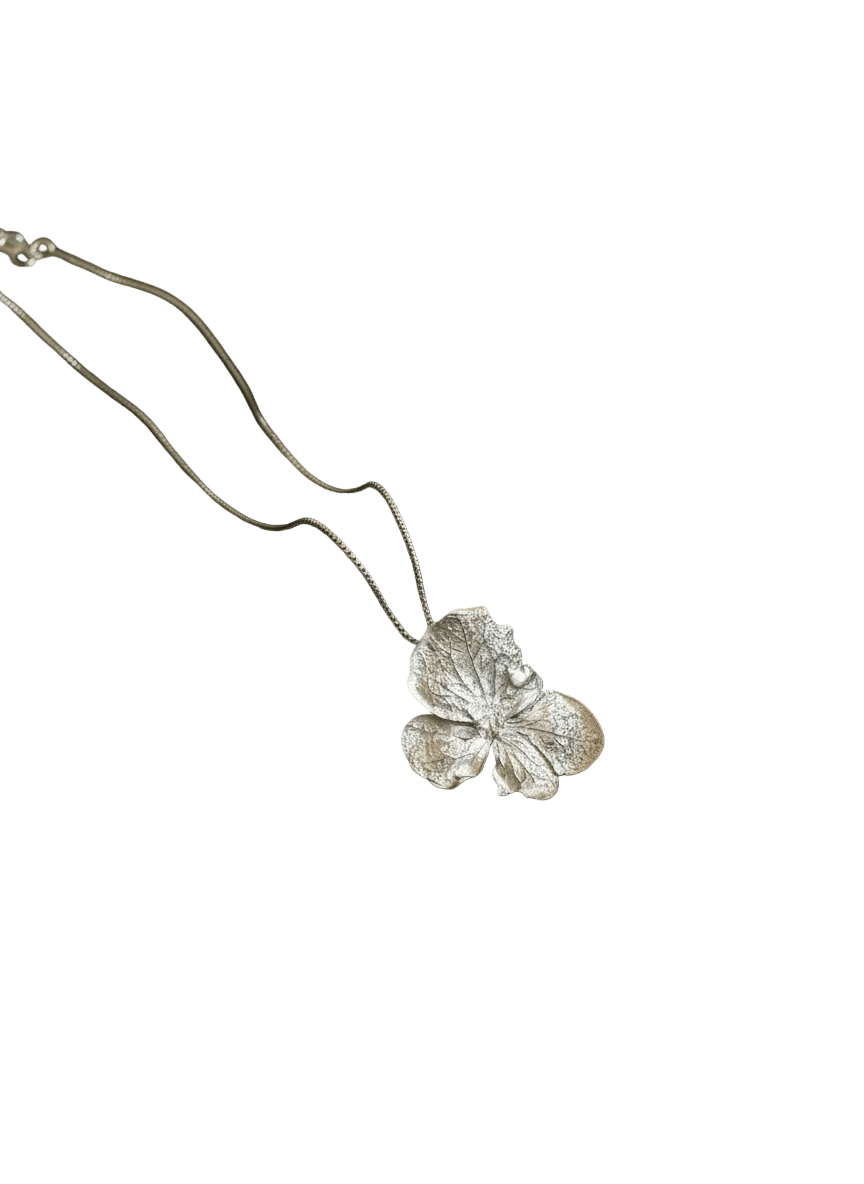 Gargantilla Flor Hortensia Plata Ecológica - Joyería Botánica | Liz de la Cruz