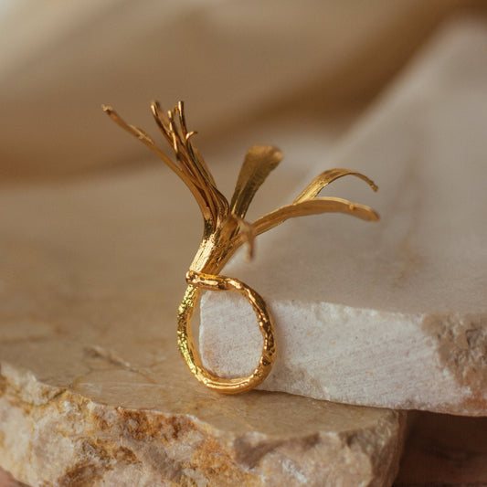 Anillo Lirio Agapanto en bronce bañado en oro de 24k, destacando la delicadeza y la forma única de la flor natural recolectada en Bogotá