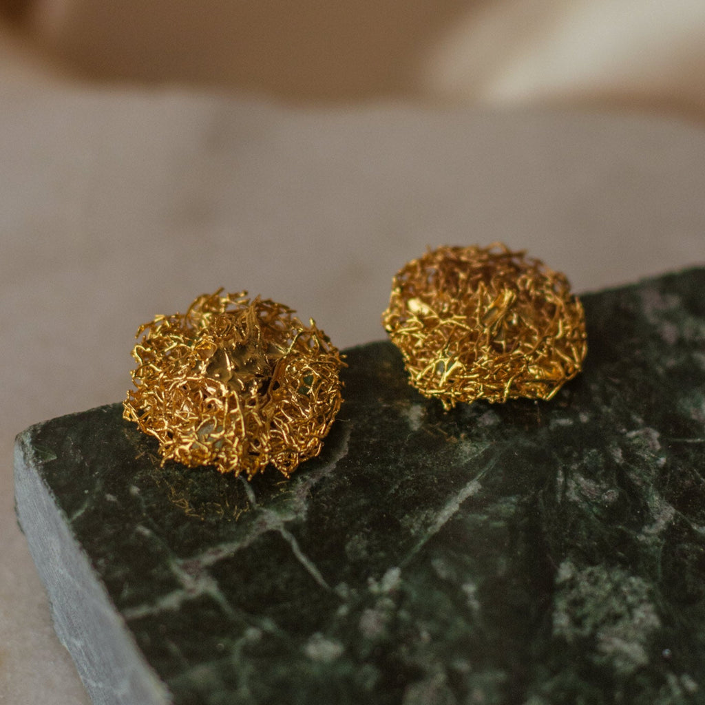 Aretes Topo Luffa Estropajo en bronce bañado en oro de 24k, mostrando la textura única y natural de la fibra de luffa