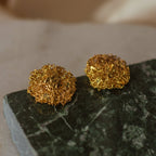 Aretes Topo Luffa Estropajo en bronce bañado en oro de 24k, mostrando la textura única y natural de la fibra de luffa