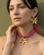 Collar estilo choker con lazo rosa y orquídea Lluvia de Cereza inmortalizada en bronce con baño de oro y esmeralda natural