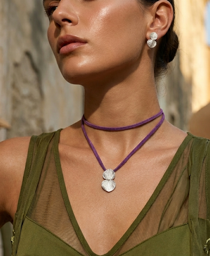 Colgante de dos hojas de eucalipto inmortalizadas en plata ecológica, collar ajustable cuero, Liz de la Cruz