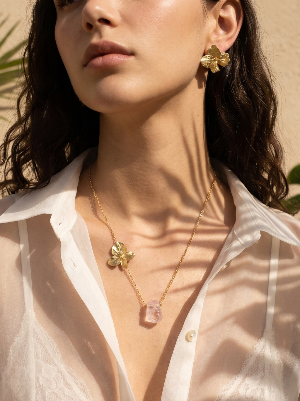 Collar asimétrico botánico dorado con pétala de hortensia inmortalizada y cuarzo en bruto, Liz de la Cruz

