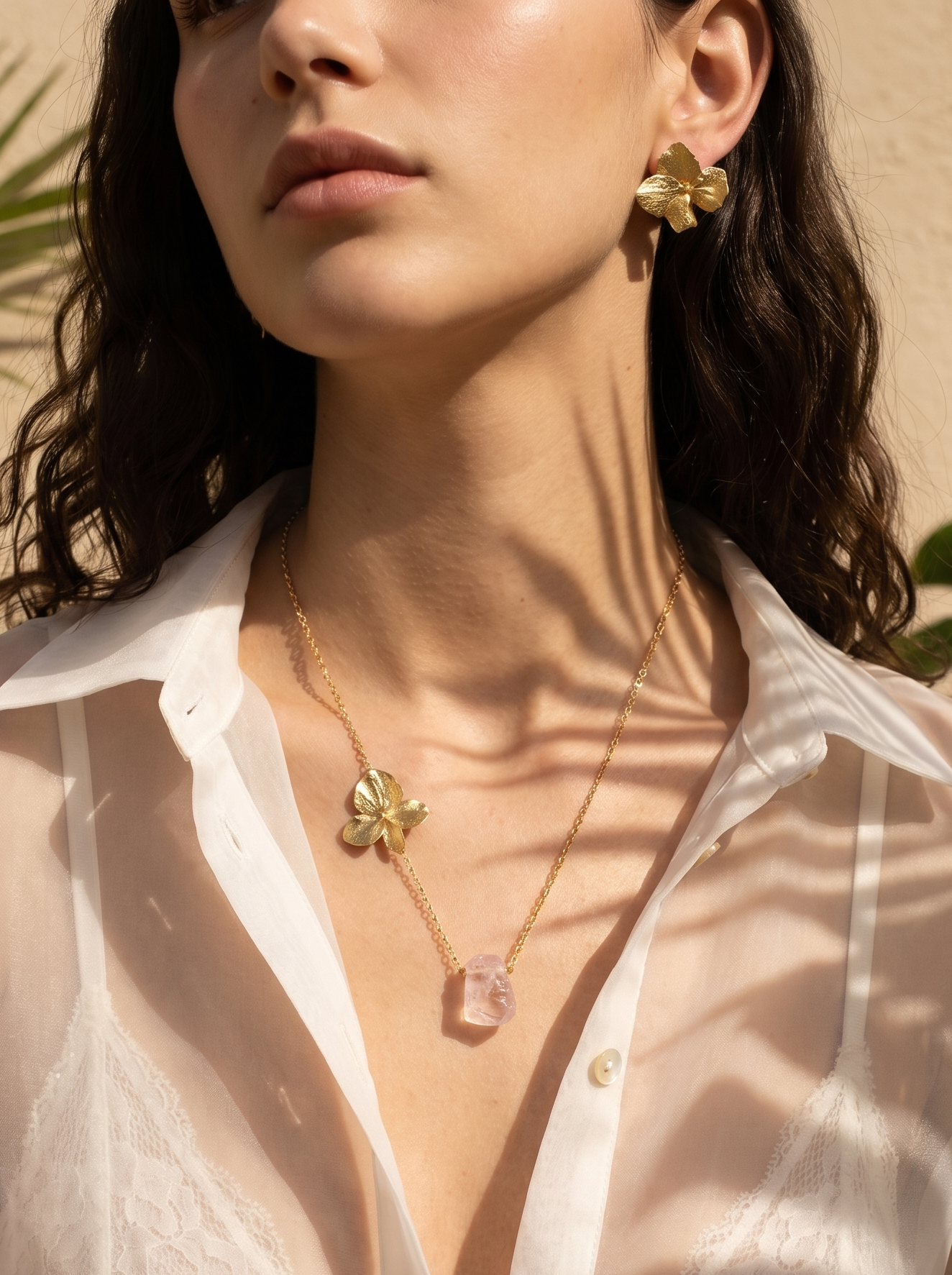 Collar asimétrico botánico dorado con pétala de hortensia inmortalizada y cuarzo en bruto, Liz de la Cruz
