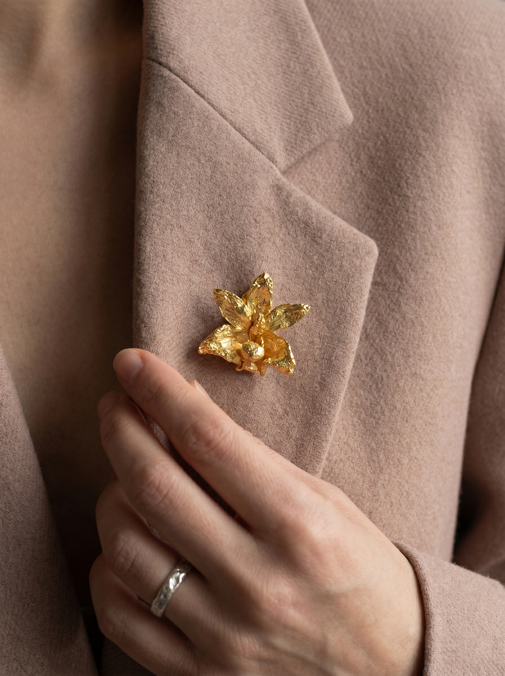 Broche pin de orquídea Maxilaria en bronce con baño de oro 24k — joyería botánica artesanal Colombia
