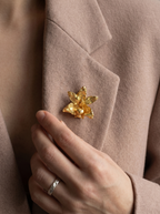 Broche pin de orquídea Maxilaria en bronce con baño de oro 24k — joyería botánica artesanal Colombia
