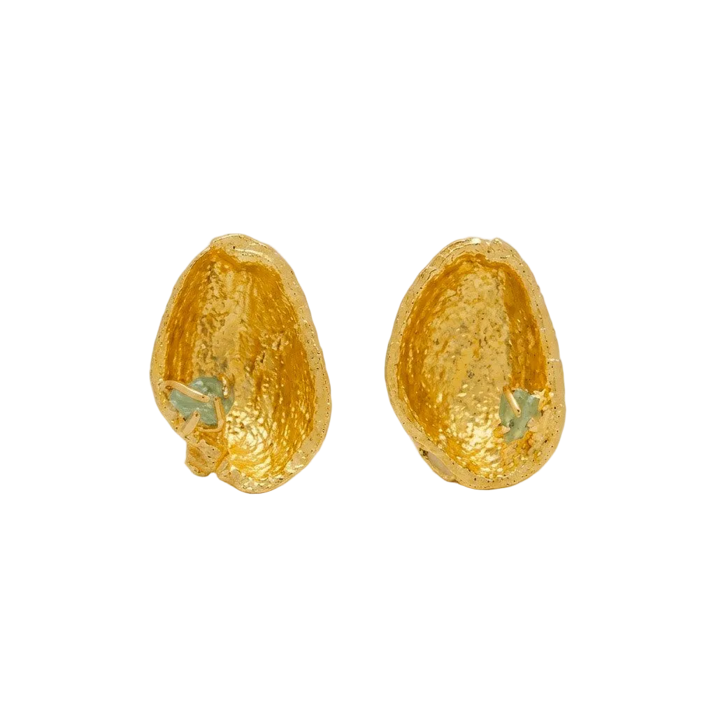 Aretes topo de cáscara de pistacho real inmortalizada con fundición orgánica directa en oro 24k y esmeralda colombiana en bruto en su interior, joyería botánica Colombia