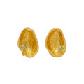 Aretes topo de cáscara de pistacho real inmortalizada con fundición orgánica directa en oro 24k y esmeralda colombiana en bruto en su interior, joyería botánica Colombia
