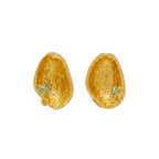 Aretes topo de cáscara de pistacho real inmortalizada con fundición orgánica directa en oro 24k y esmeralda colombiana en bruto en su interior, joyería botánica Colombia