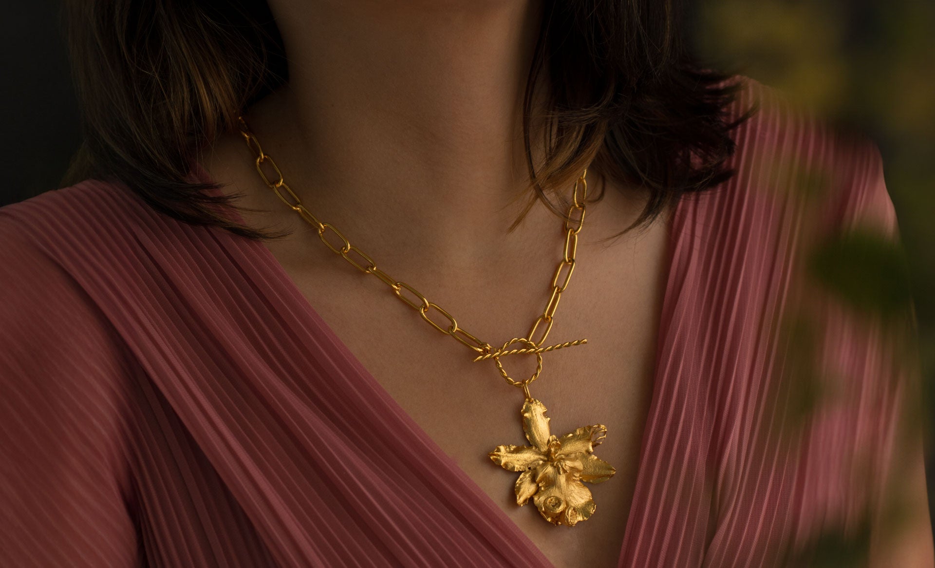 Collar grande con flor de orquidea odontoglossum natural inmortalizada en bronce con baño en oro de 24 kilates