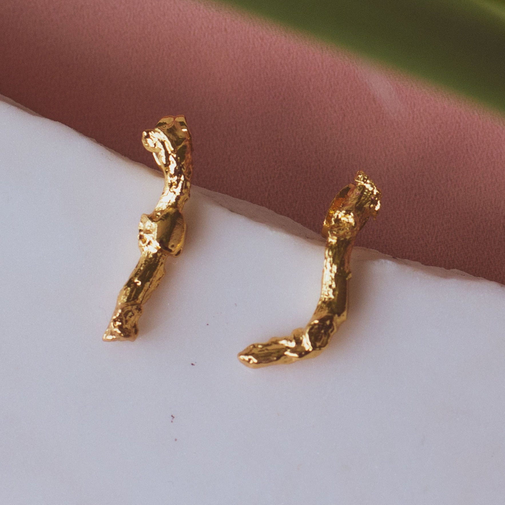 Aretes Topo Pequeños Ramita Palma Natural