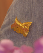 Broche Hortensia en bronce bañado en oro de 24k, destacando la belleza natural de las flores de hortensia inmortalizadas