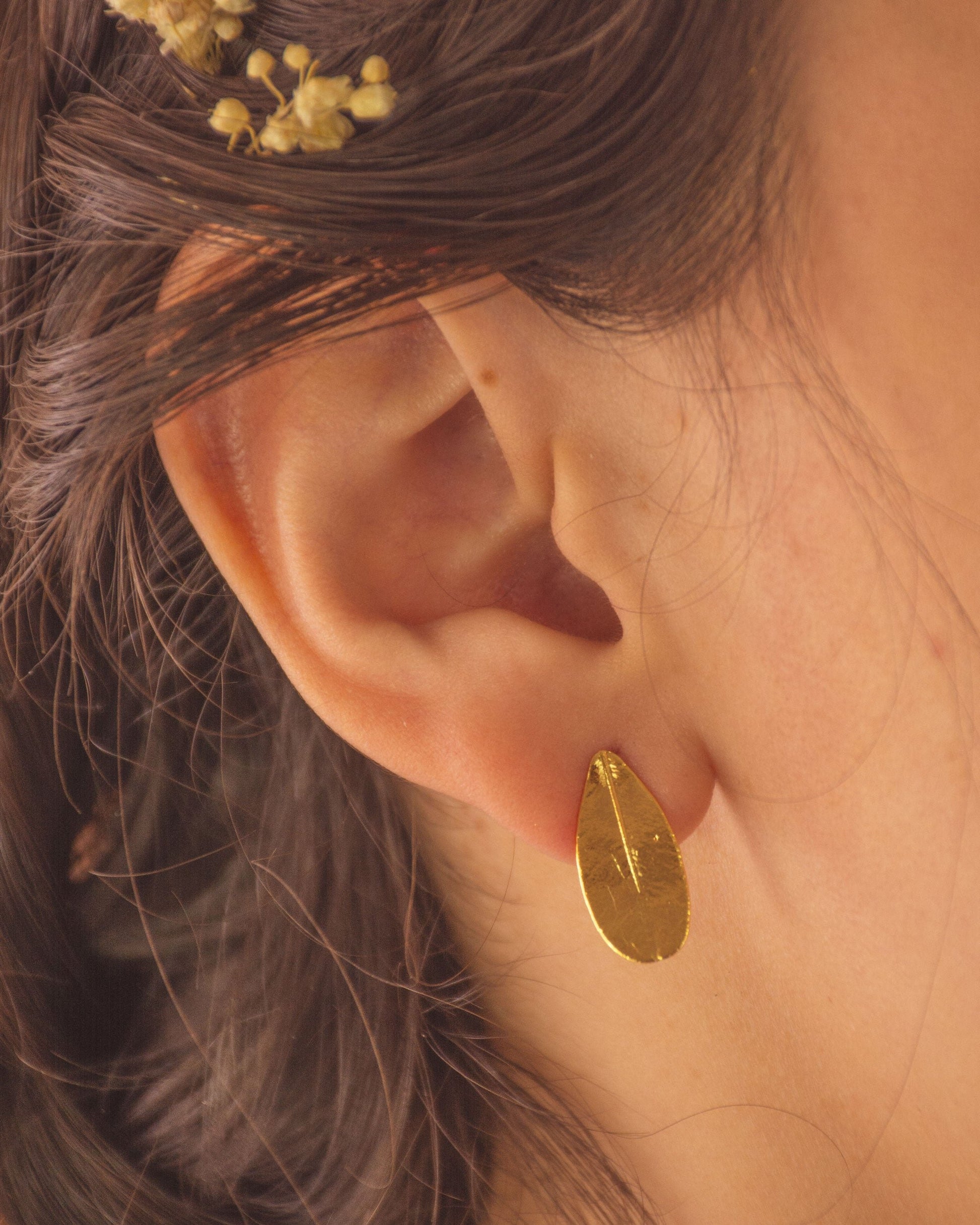 Joyería artesanal de aretes topo con hojas de planta Mona Lisa en oro de 24k
