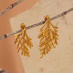 Aretes Topo Hoja Pino en bronce bañado en oro de 24k, con hoja de pino inmortalizada artesanalmente