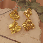 Aretes Dos Hortensias en bronce bañado en oro de 24k, con flores inmortalizadas artesanalmente
