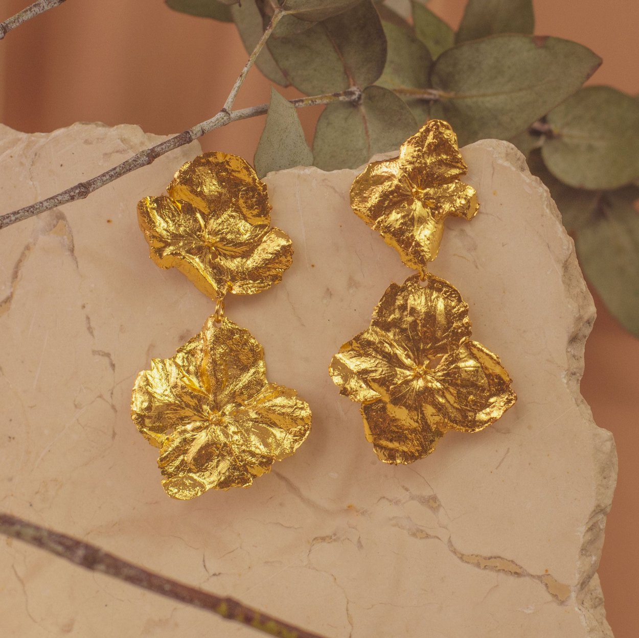 Aretes Dos Hortensias en bronce bañado en oro de 24k, con flores inmortalizadas artesanalmente
