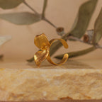 Anillo Eucalipto Inmortalizado en bronce bañado en oro de 24k, destacando la delicadeza y la forma única de la hoja natural