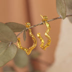 Aretes Aro Candonga Ramita Palma Pequeños en bronce bañado en oro de 24k, resaltando la textura natural de las ramitas de palma de coco inmortalizadas