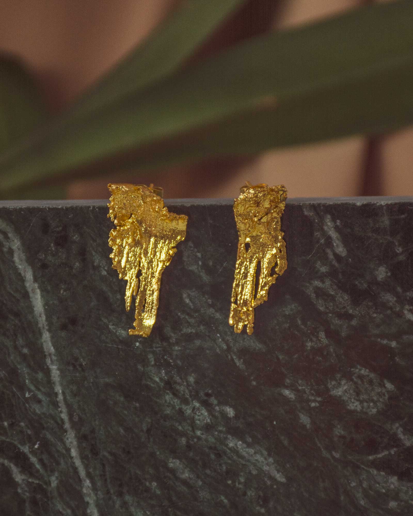 Aretes Topo Corteza en bronce bañado en oro de 24k, mostrando la textura única de la corteza de pino recolectada en Bogotá