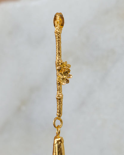 Aretes Lirio Agapanto Ramita Mini Flor Sauco en bronce bañado en oro de 24k, mostrando la combinación única de flores naturales con un diseño artesanal