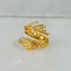 Anillo Hojitas Mini Pino en bronce bañado en oro de 24k, mostrando la textura y forma delicada de las hojitas naturales.