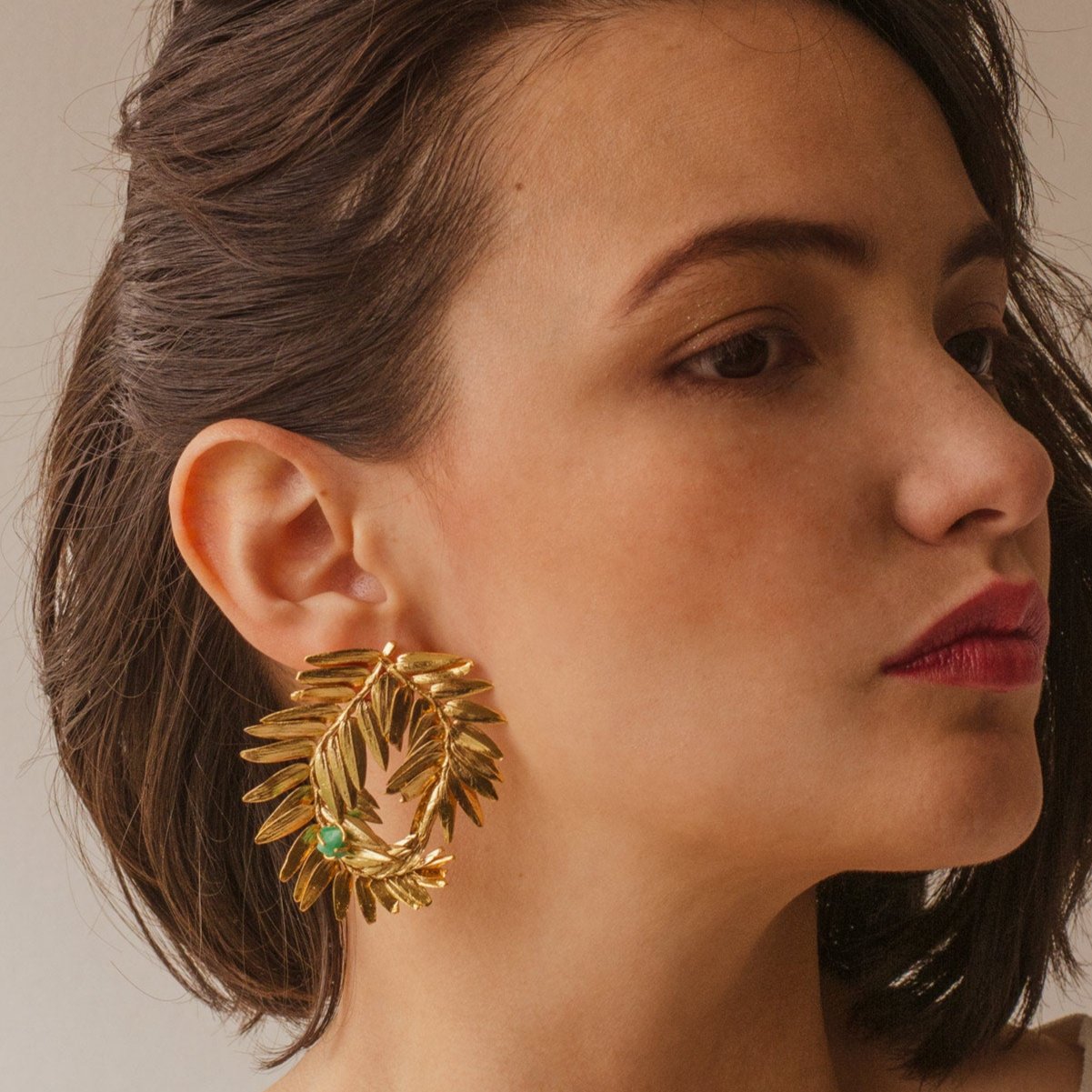 Aretes en espiral con hojas de pino romeron y esmeralda, hechos a mano en oro de 24k
