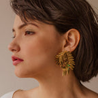 Joyería artesanal de aretes espiral con hojas de pino romeron y esmeralda en oro de 24k

