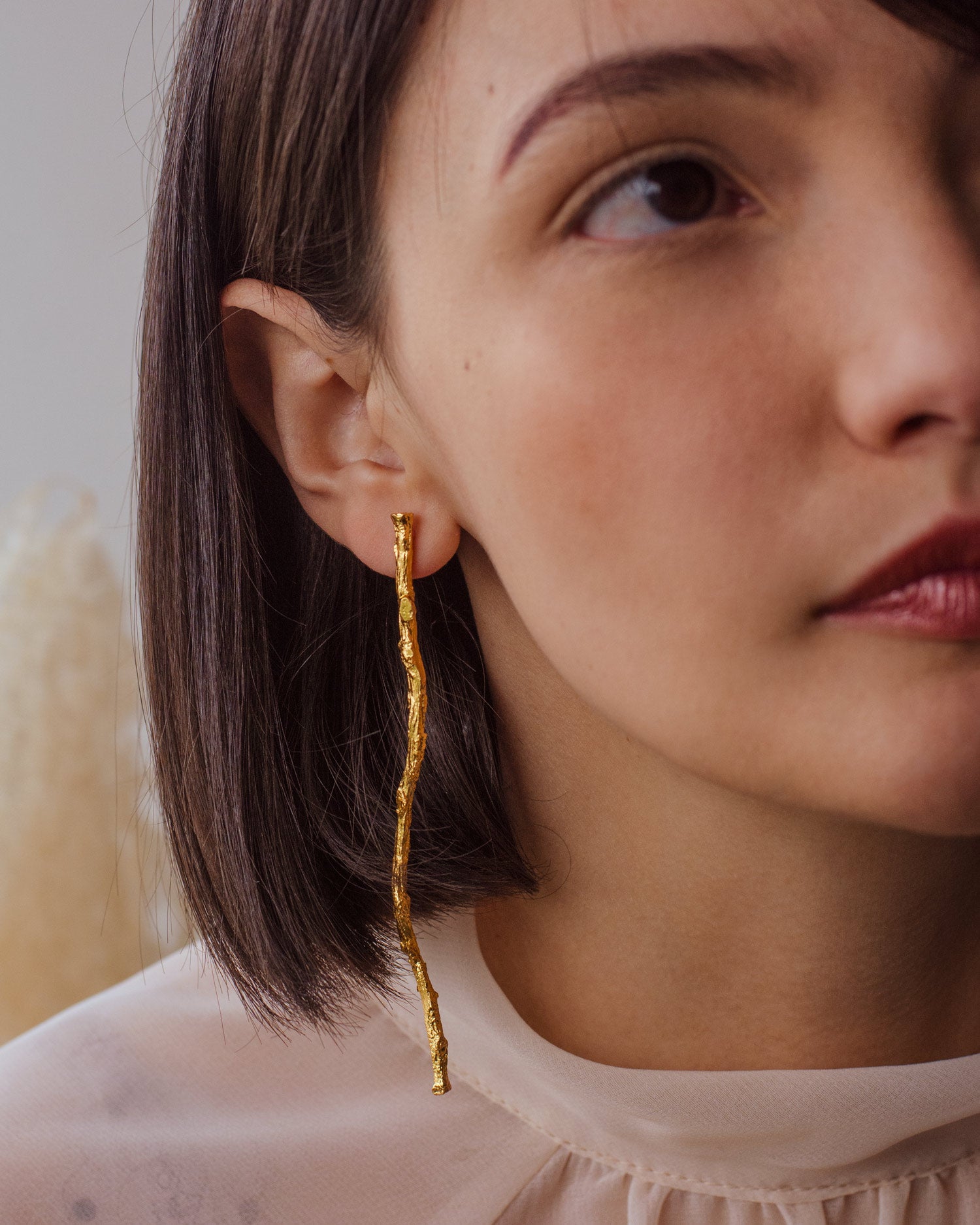 Aretes largos de ramitas de palma inmortalizadas, hechos a mano en oro de 24k
