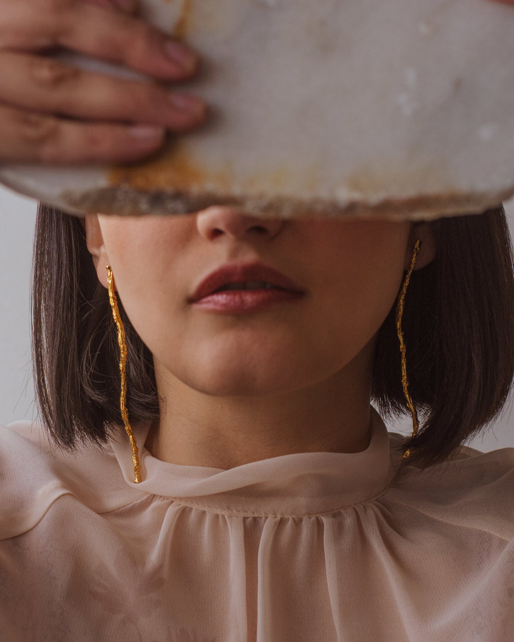 Aretes Large Ramita Palma Coco en bronce bañado en oro de 24k, con diseño natural
