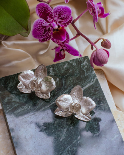 Aretes Orquídea Phalaenopsis Mediana en plata ecológica 925, resaltando la forma elegante y natural de la flor