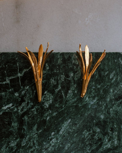 Aretes Topo Lirio Agapanto en bronce bañado en oro de 24k, destacando la belleza y singularidad de las flores naturales.