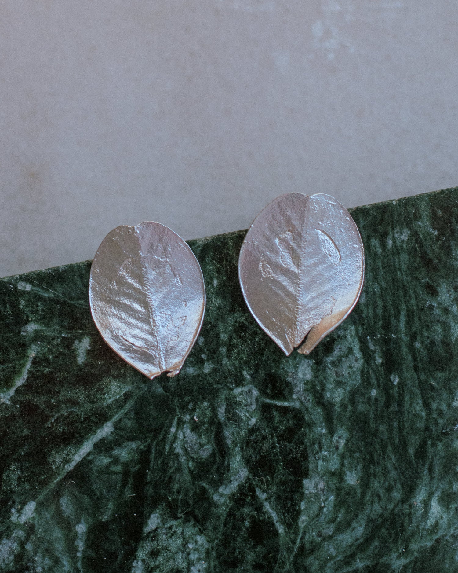 Aretes Topo Mini Hoja Plana Plata Ecológica