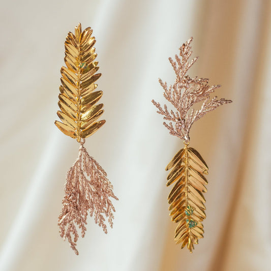 Aretes largos en oro 24k y oro rosado con hojas naturales y esmeraldas
