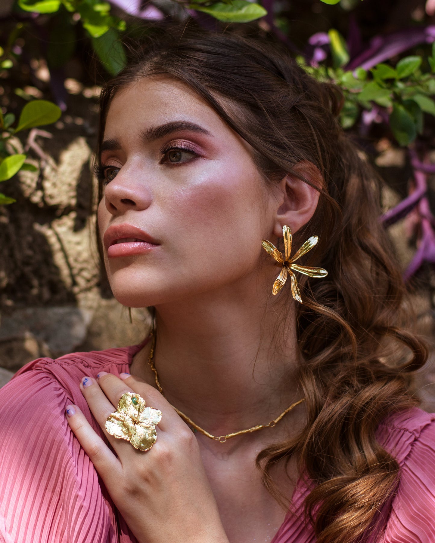 Aretes Topo Lirio Agapanto en bronce bañado en oro de 24k, destacando la belleza y singularidad de las flores naturales.