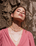 Collar Choker Ramita Palma Coco Esmeralda en bronce bañado en oro de 24k, destacando la textura natural de la ramita y el brillo verde de las esmeraldas