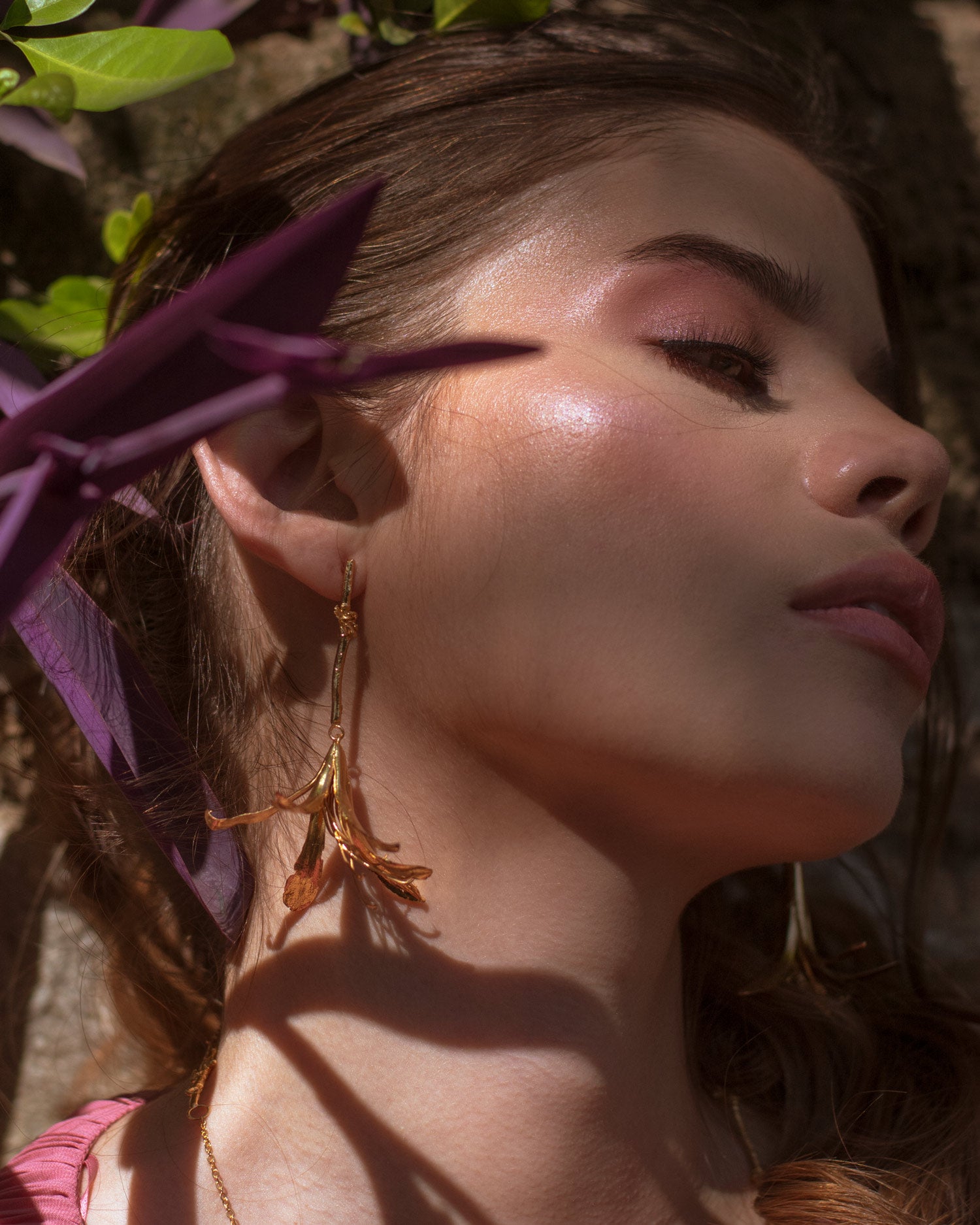 Aretes Lirio Agapanto Ramita Mini Flor Sauco en bronce bañado en oro de 24k, mostrando la combinación única de flores naturales con un diseño artesanal