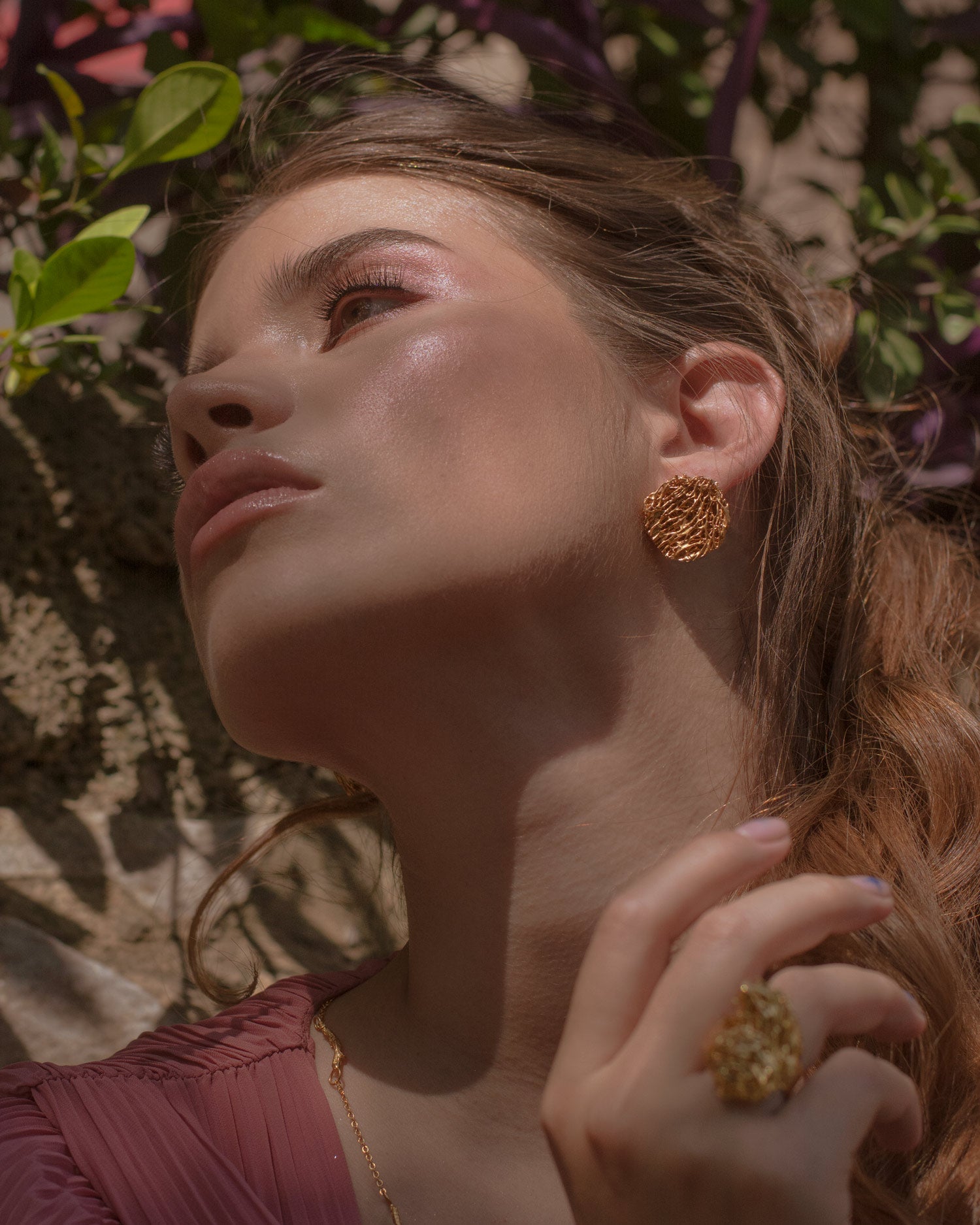 Aretes Topo Luffa Estropajo en bronce bañado en oro de 24k, mostrando la textura única y natural de la fibra de luffa