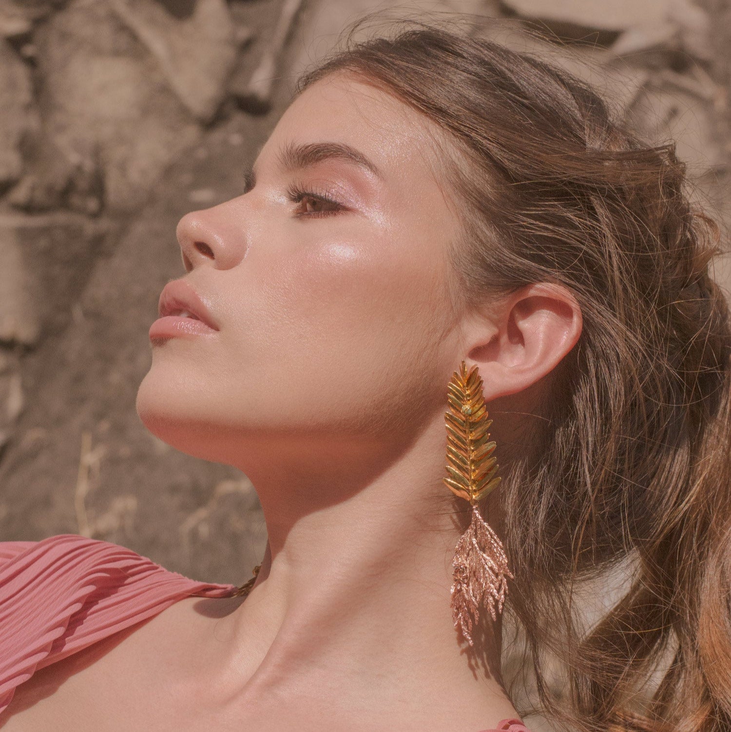 Aretes largos en oro 24k y oro rosado con hojas naturales y esmeraldas
