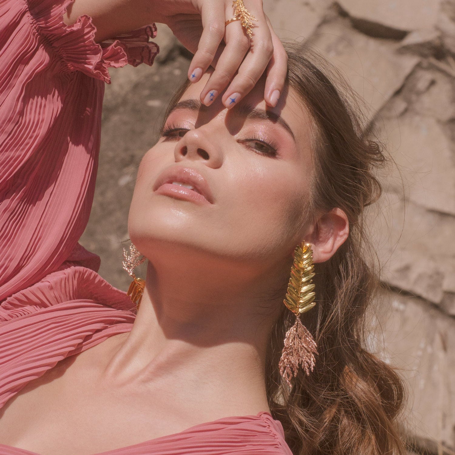 Aretes largos en oro 24k y oro rosado con hojas naturales y esmeraldas
