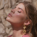 Aretes Tres Flor Hortensia Inmortalizado en bronce bañado en oro de 24k, mostrando la belleza única de las flores de hortensia de nuestro jardín