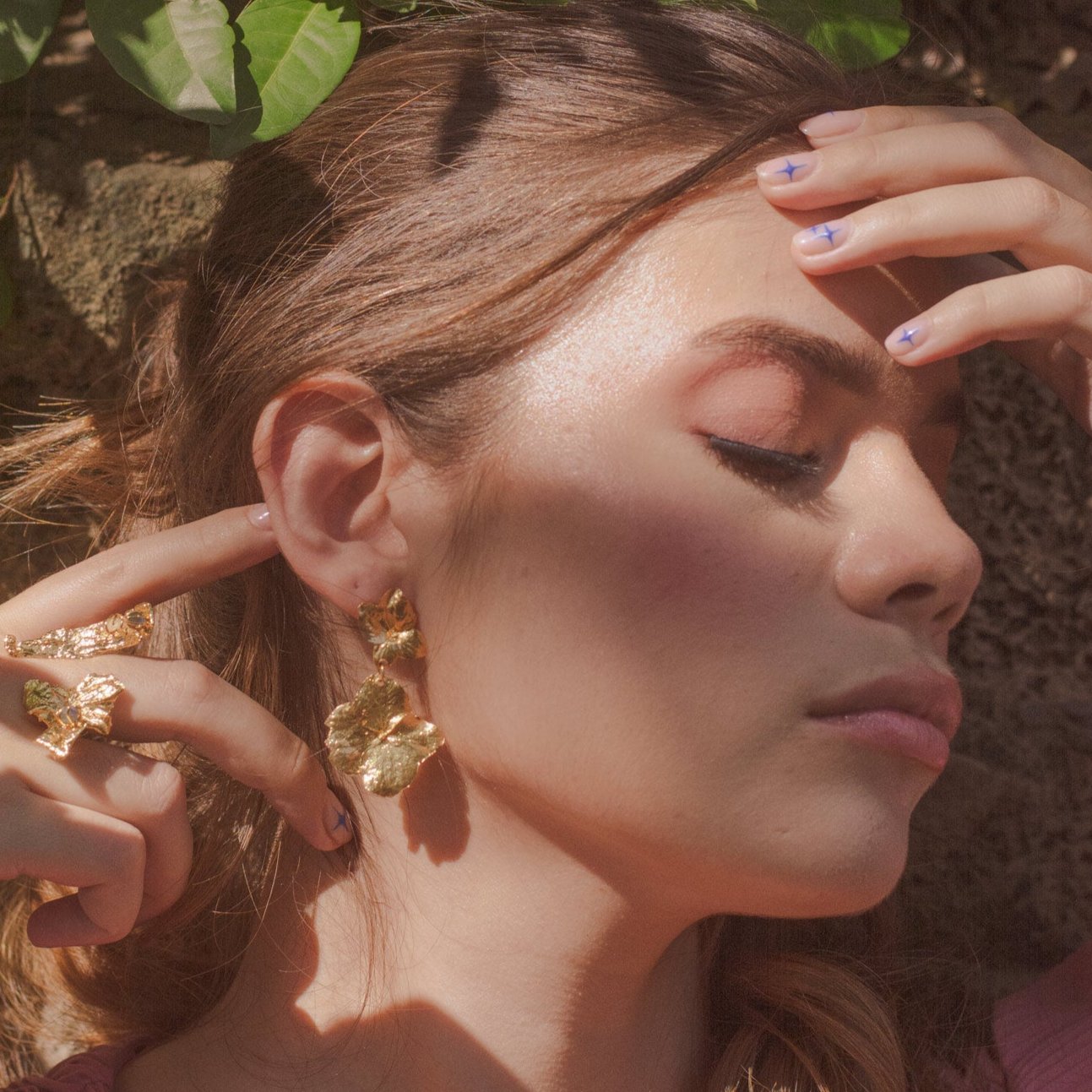 Joyería artesanal con flores de hortensia inmortalizadas en oro de 24k
