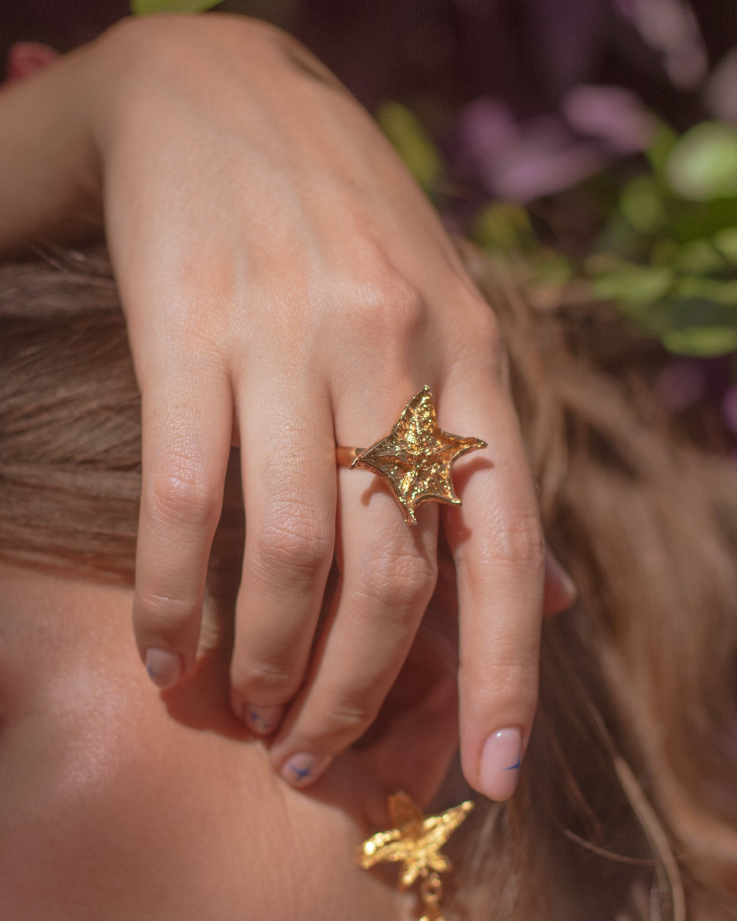 anillo-artesanal-estrella-carambolo-enchapado-en-oro-24-kilates-diseño-único-naturaleza-inmortalizada-joyería-sostenible
