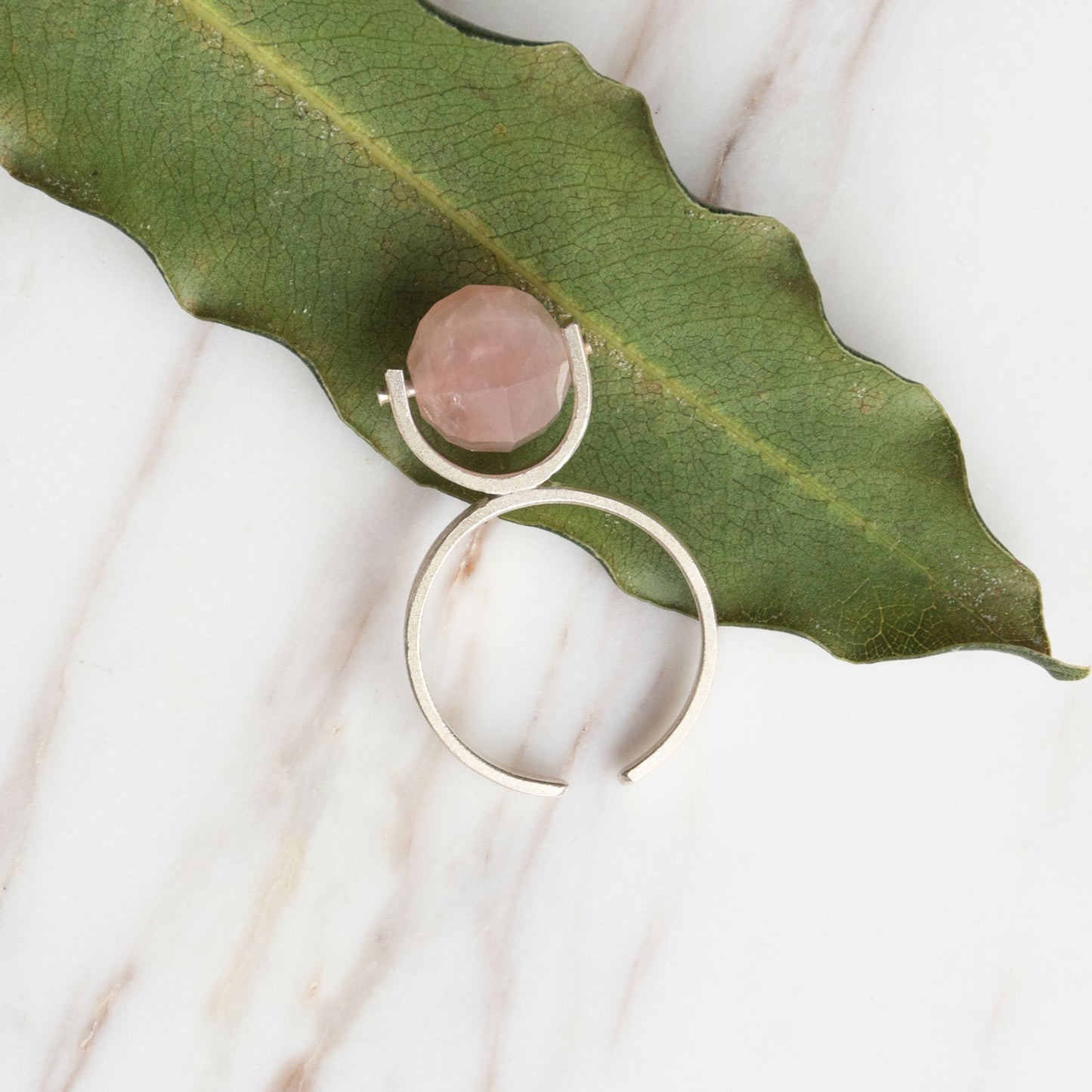 Anillo de Cuarzo Rosado, piedra del amor incondicional y la paz infinita. en Plata Sterling  con protección en laca cataforética (evita daños por el tiempo y el ambiente).  #SomosNaturalezaViva #JoyasNaturales